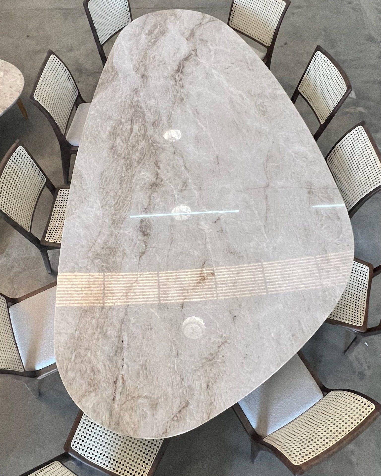 Mesa personalizada com acabamento em pedra